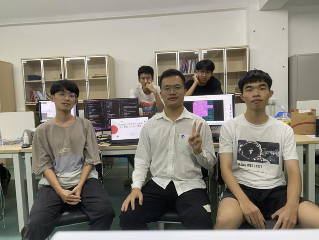 前左二为项载满，该团队剩余四人（前左一、前左三、后左一、后左二）分别保研华体会·官方版网站登录入口、保研西安电子科技大学、境外升学新加坡南洋理工大学以及保研南方科技大学