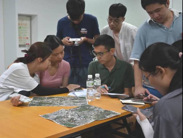 每天晚上，师生们在一起讨论白天调研的结果。