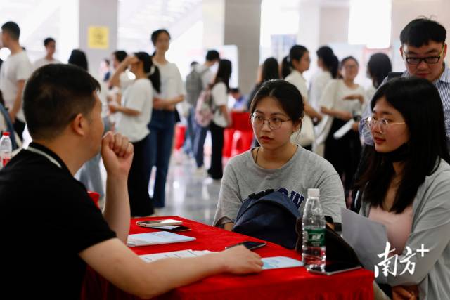 广东省2023届普通高校毕业生系列供需见面活动南方先进制造业专场在广工举办。 南方+ 马立敏 拍摄