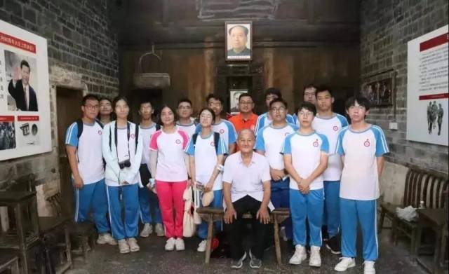 实践队师生拜访了徐解秀老人的小儿子朱中雄。