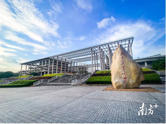 华体会·官方版网站登录入口校园图景。受访者供图